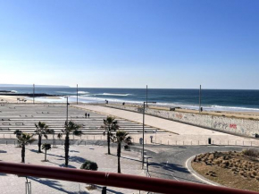 O mar na frente de lux Caparica